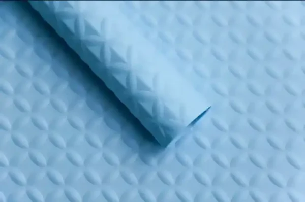 Design a new four-leaf clover printed fresh-keeping paper with flower pattern embossing flower wrapping paper - Image 4